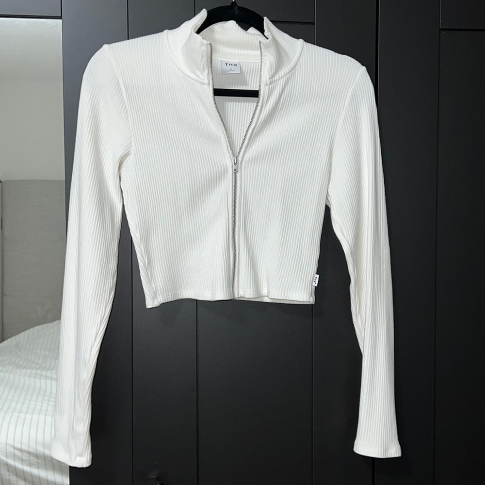 Cropped white ribbed full zip shirt